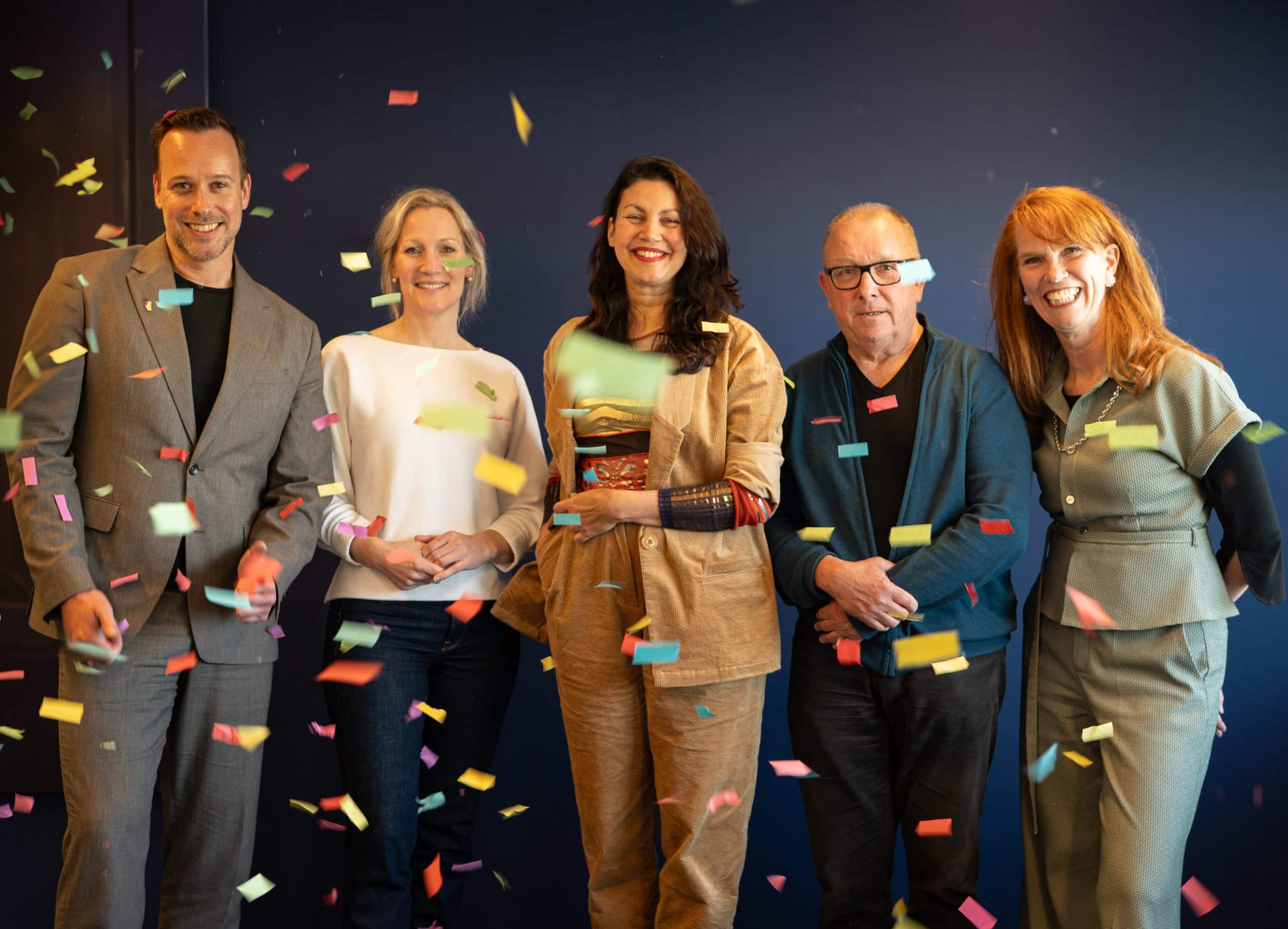 Groepsfoto van directeur Gabbi Mesters met regiomakelaars