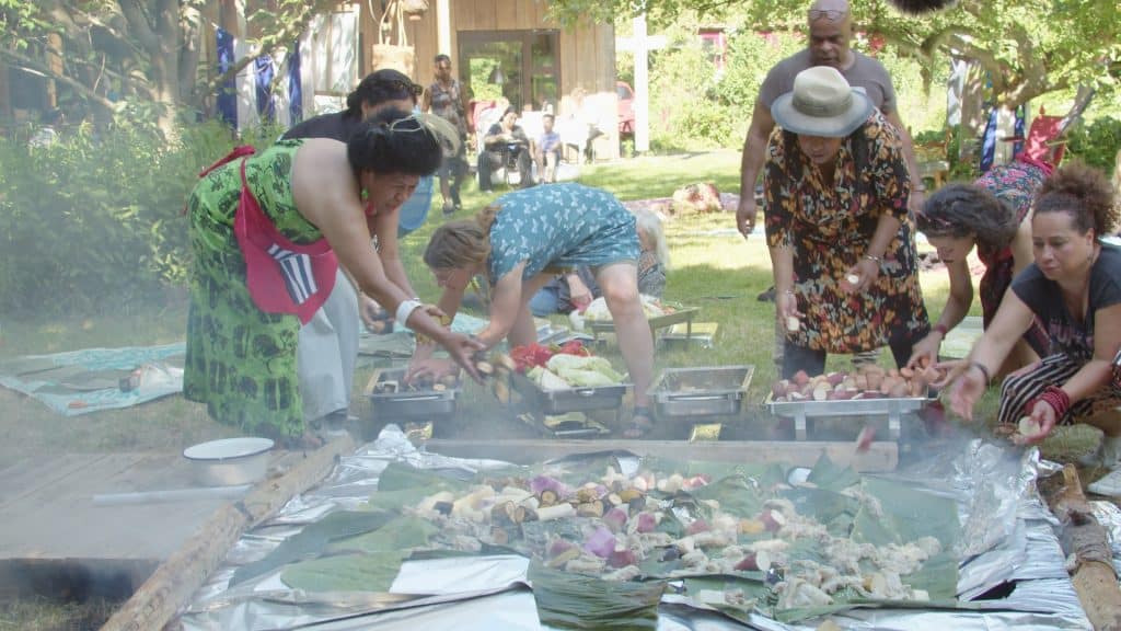 Mensen bereiden traditionele gerechten