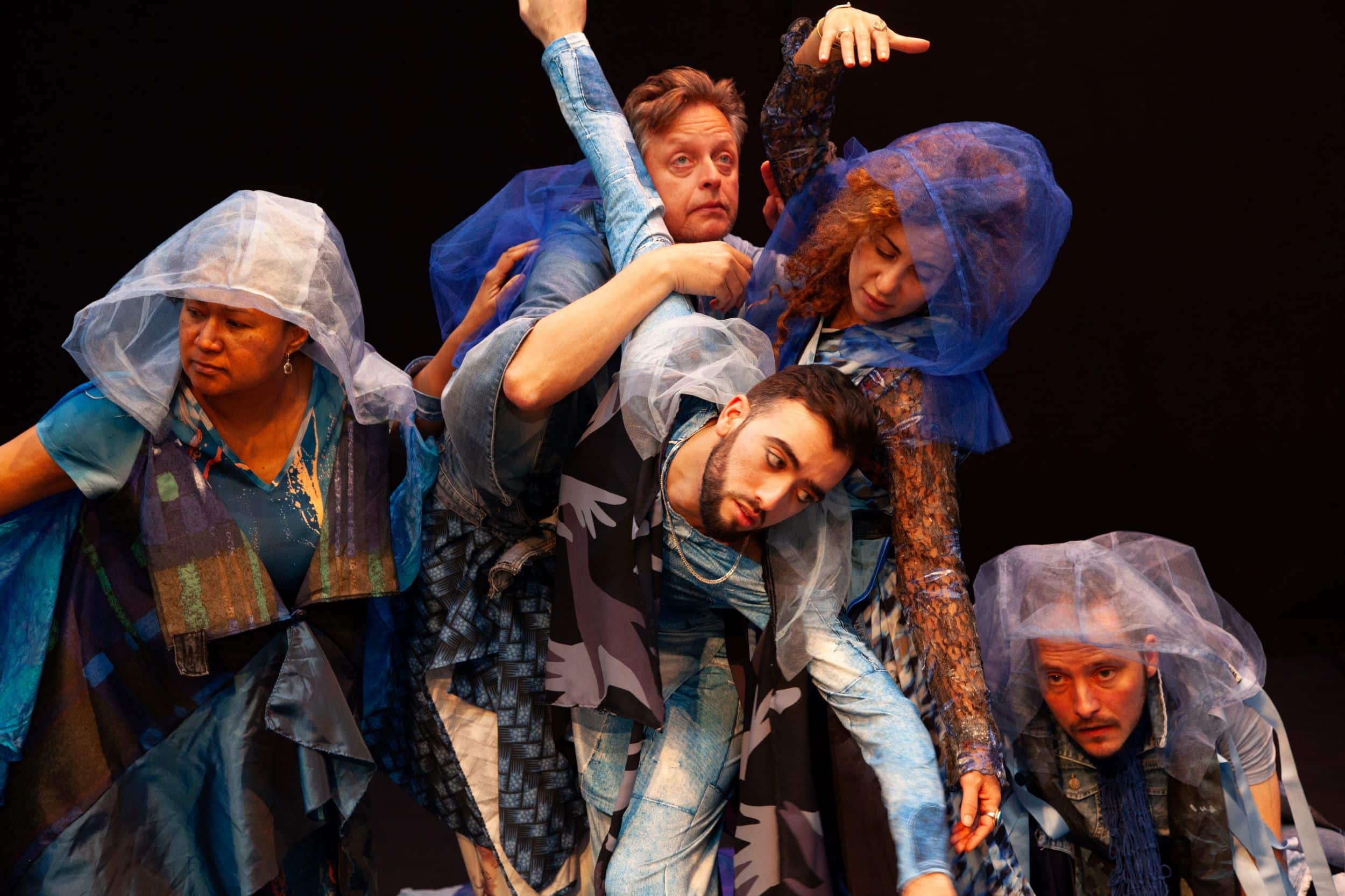 5 dansers die met elkaar verweven zijn in een pose