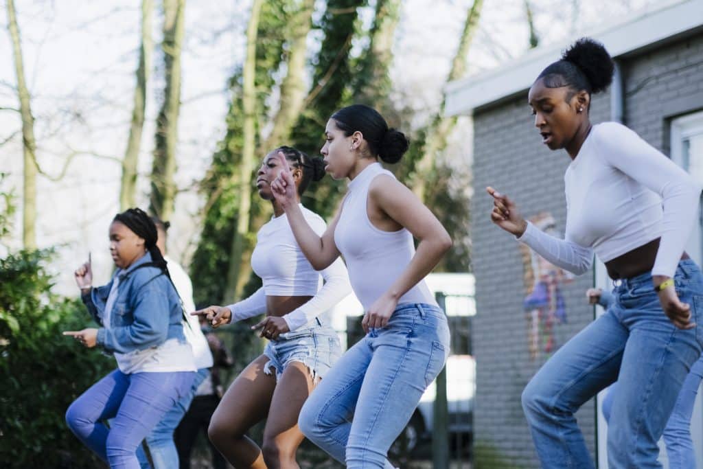 Meiden dansen buiten