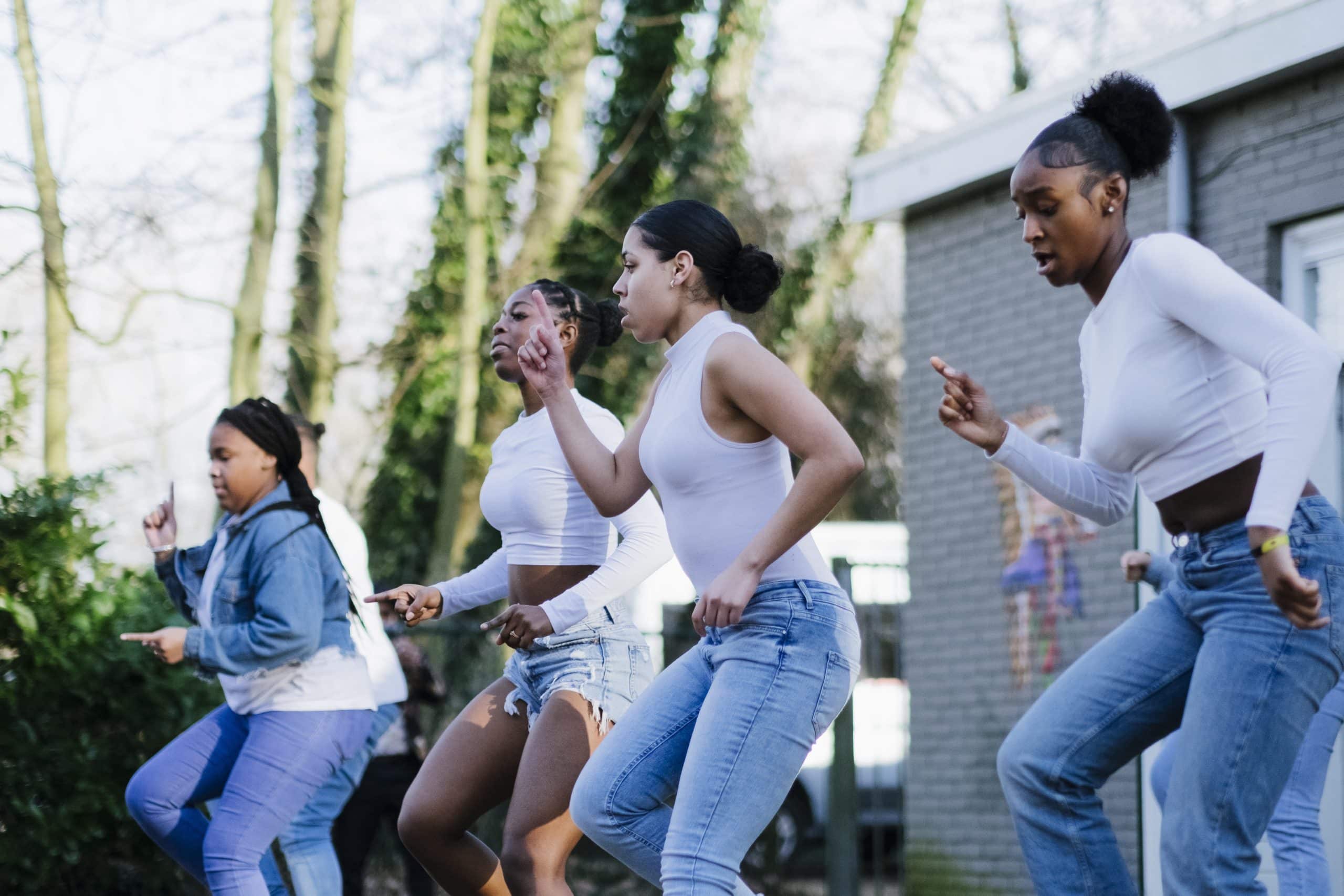 Meiden dansen buiten
