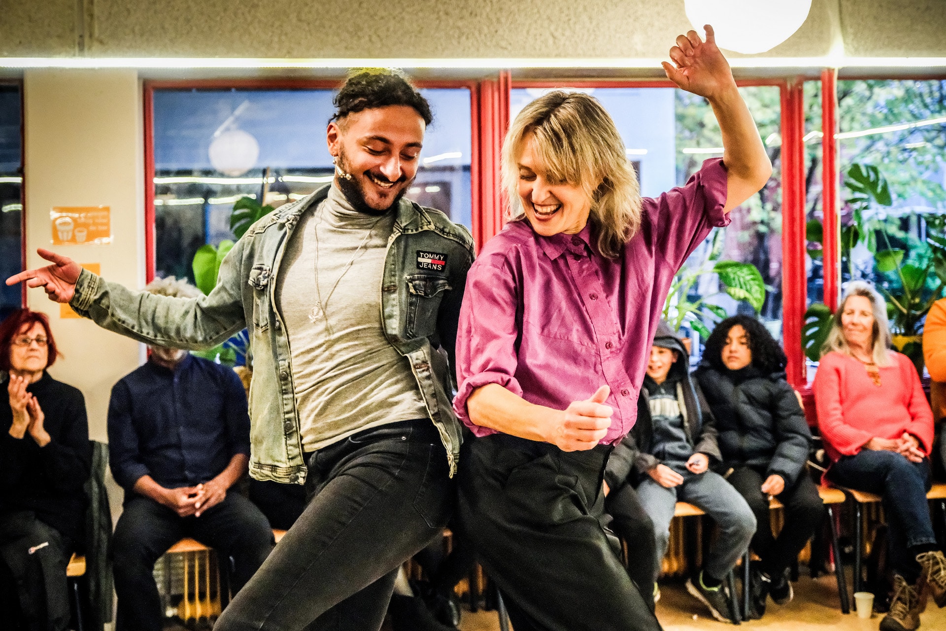 Een jongve man en vrouw vrolijk aan het dansen