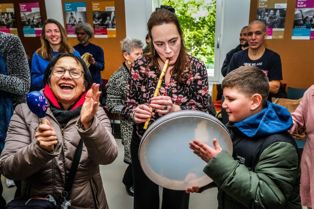 Mensen van verschillende leeftijden met verschillende instrumenten