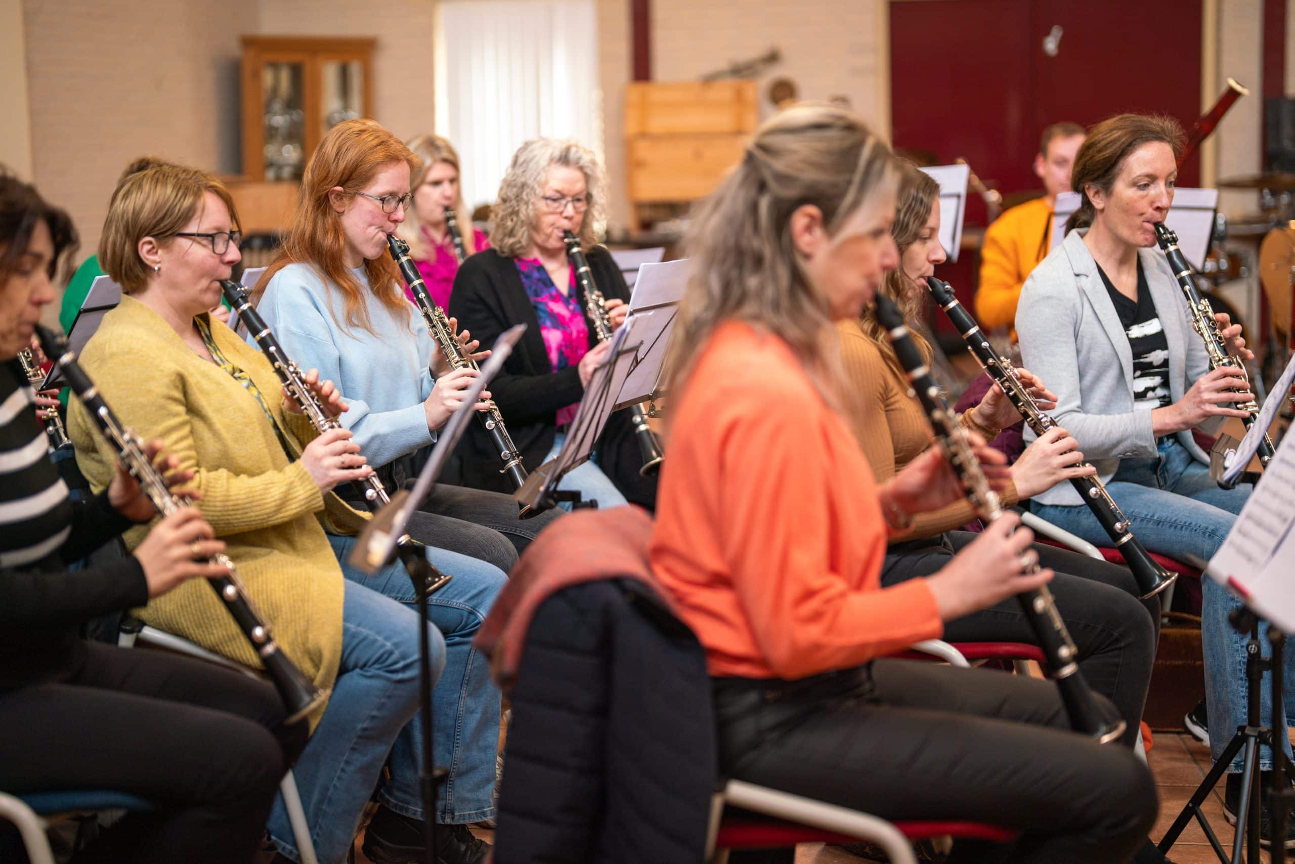 Muzikanten bespelen zittend hun instrumenten