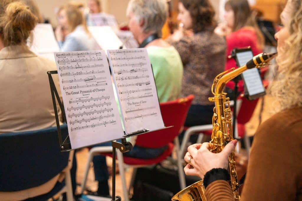 Muzikant met bladmuziek