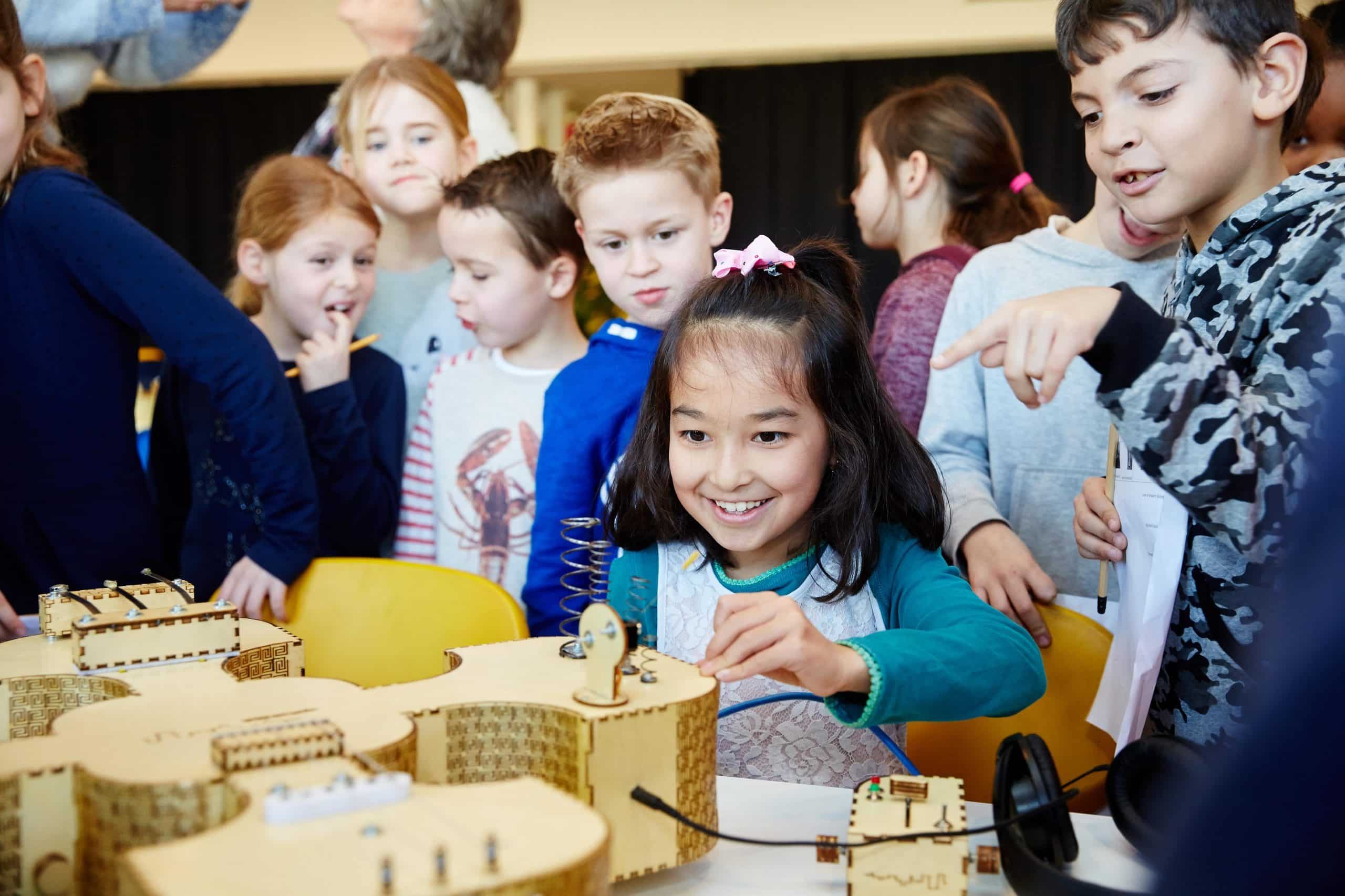 Kinderen werken aan een kunstwerk