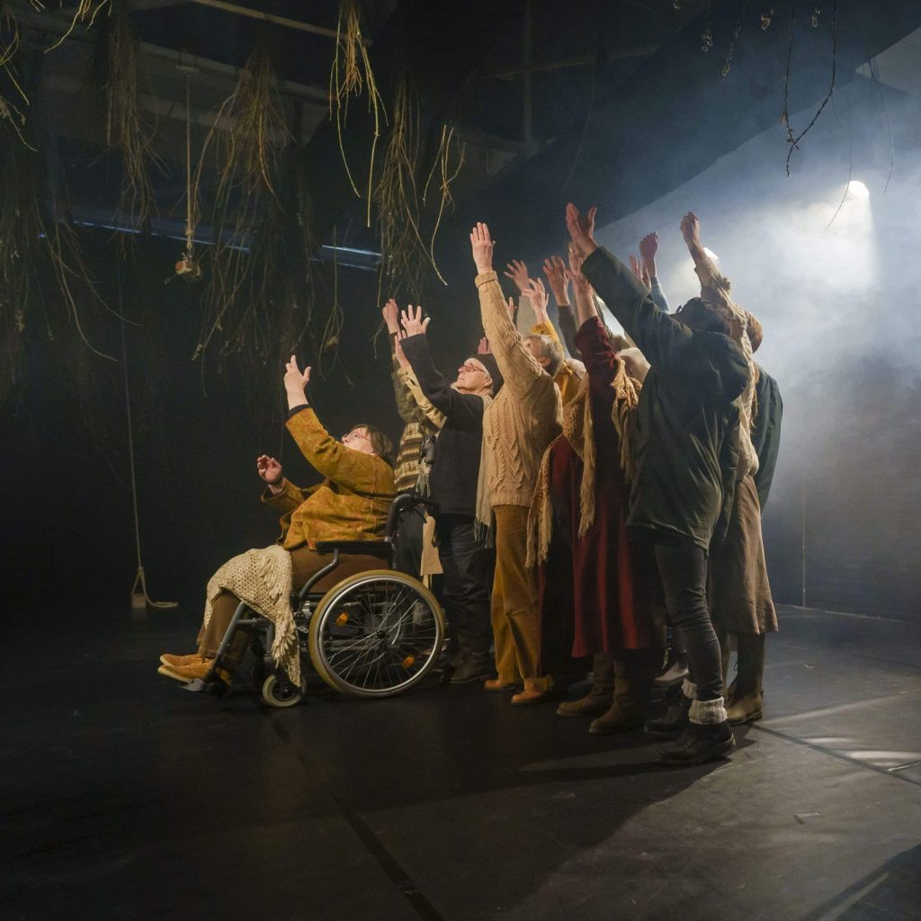 Een groep acteurs, waarvan 1 acteur in een rolstoel