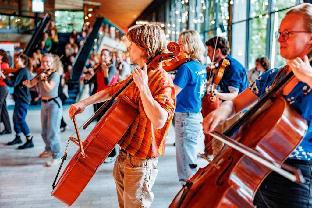 Twee mensen die cello spelen