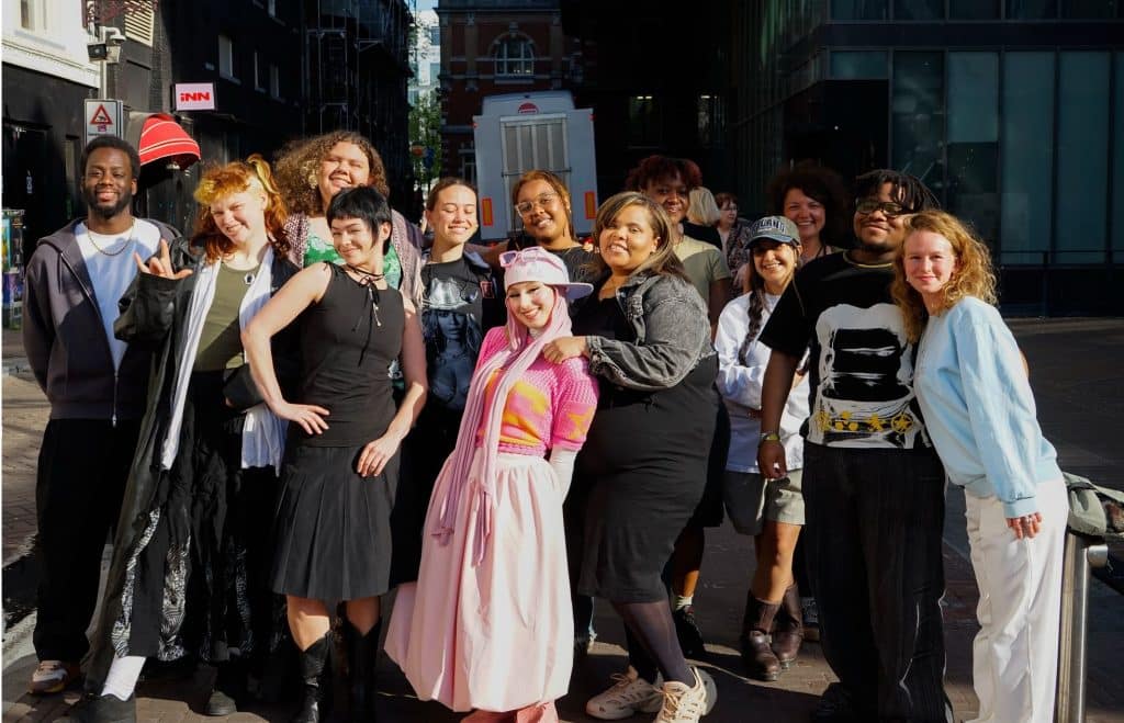 Een groep mensen poseert voor de foto