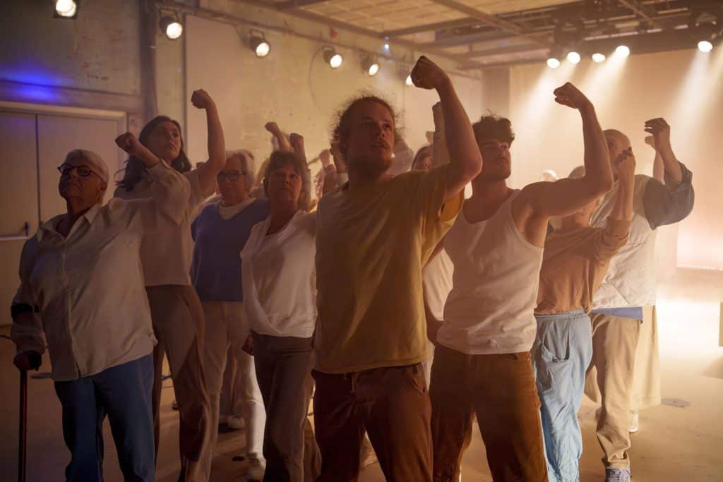 Groep acteurs die hun spierballen tonen