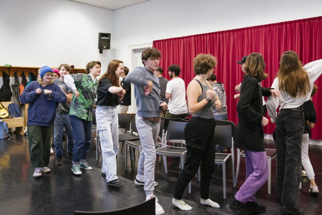 Dansende mensen tijdens een repetitie