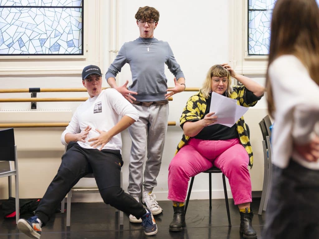 Dansende en acterende mensen tijdens een repetitie
