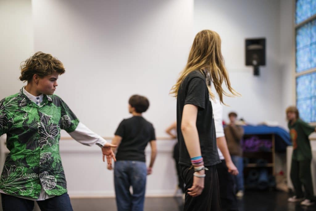 Dansende mensen tijdens een repetitie