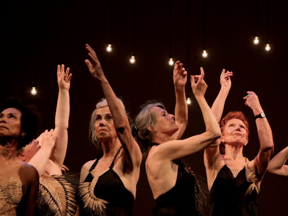 Danseressen met hun handen omhoog