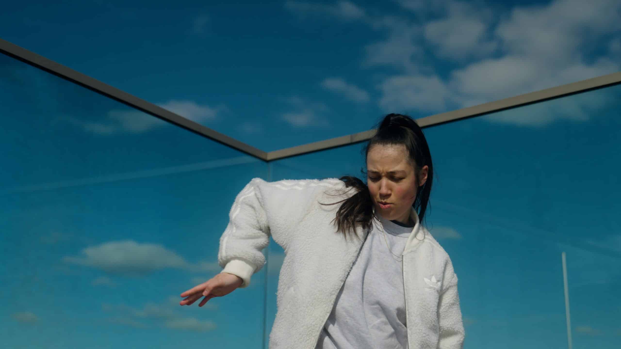 Dansende vrouw voor een blauwe lucht