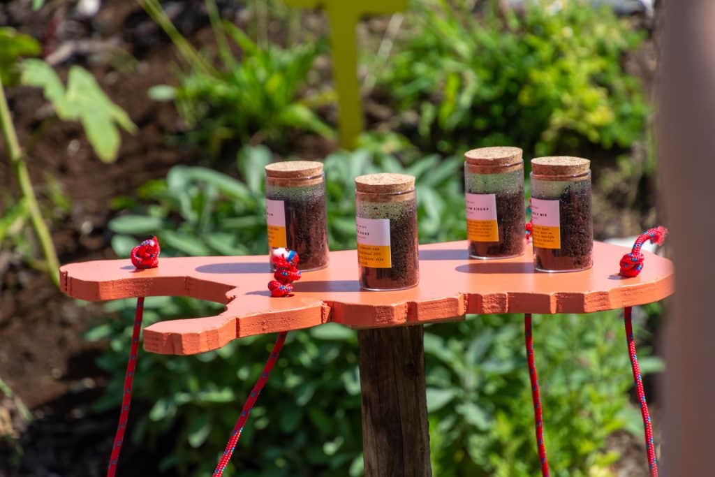 Gevulde potjes op een plateau