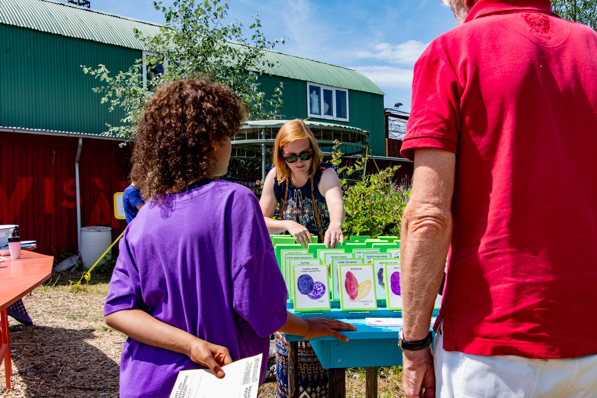 Drie mensen spelen buiten een bordspel
