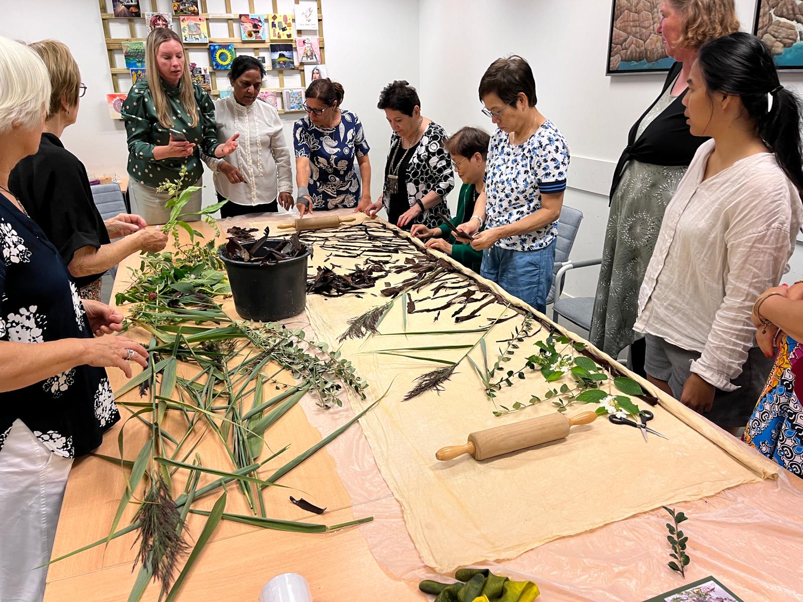 Mensen leggen planten op een doek