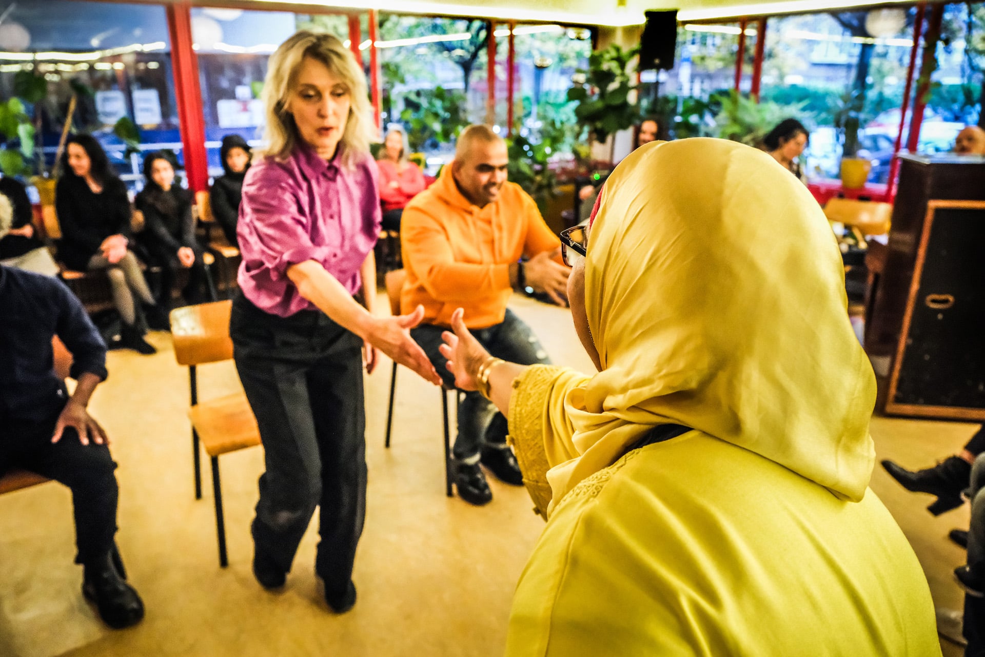 Twee dansende mensen die elkaar de hang toereiken