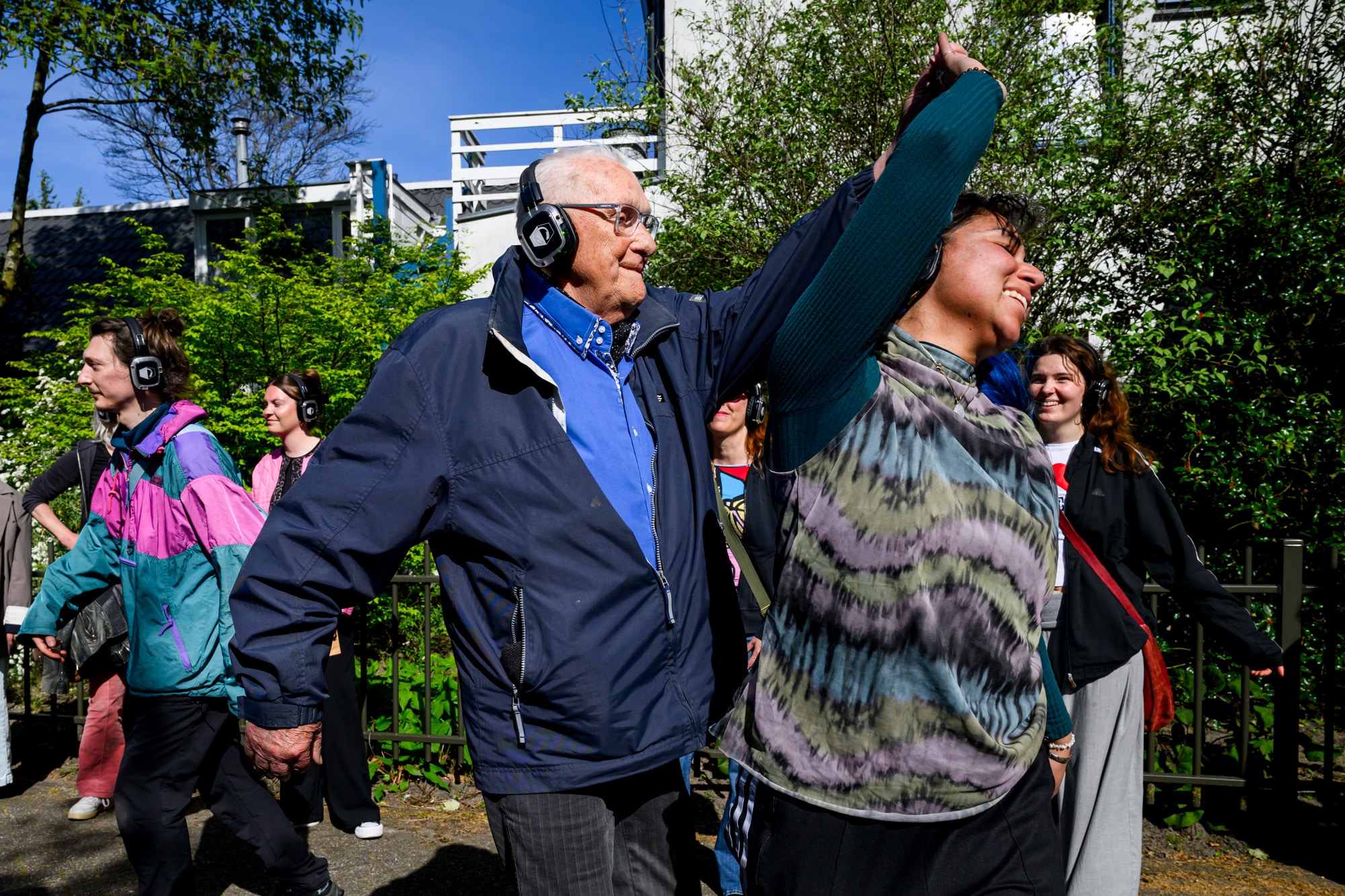Dansende mensen op straat met headphones op
