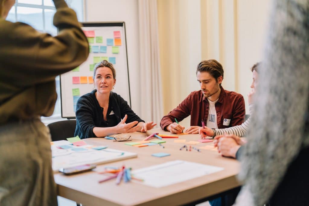 Mensen aan tafel in overleg