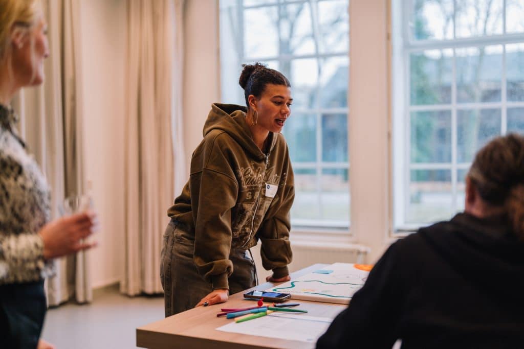 Vrouw die leunt op een tafel