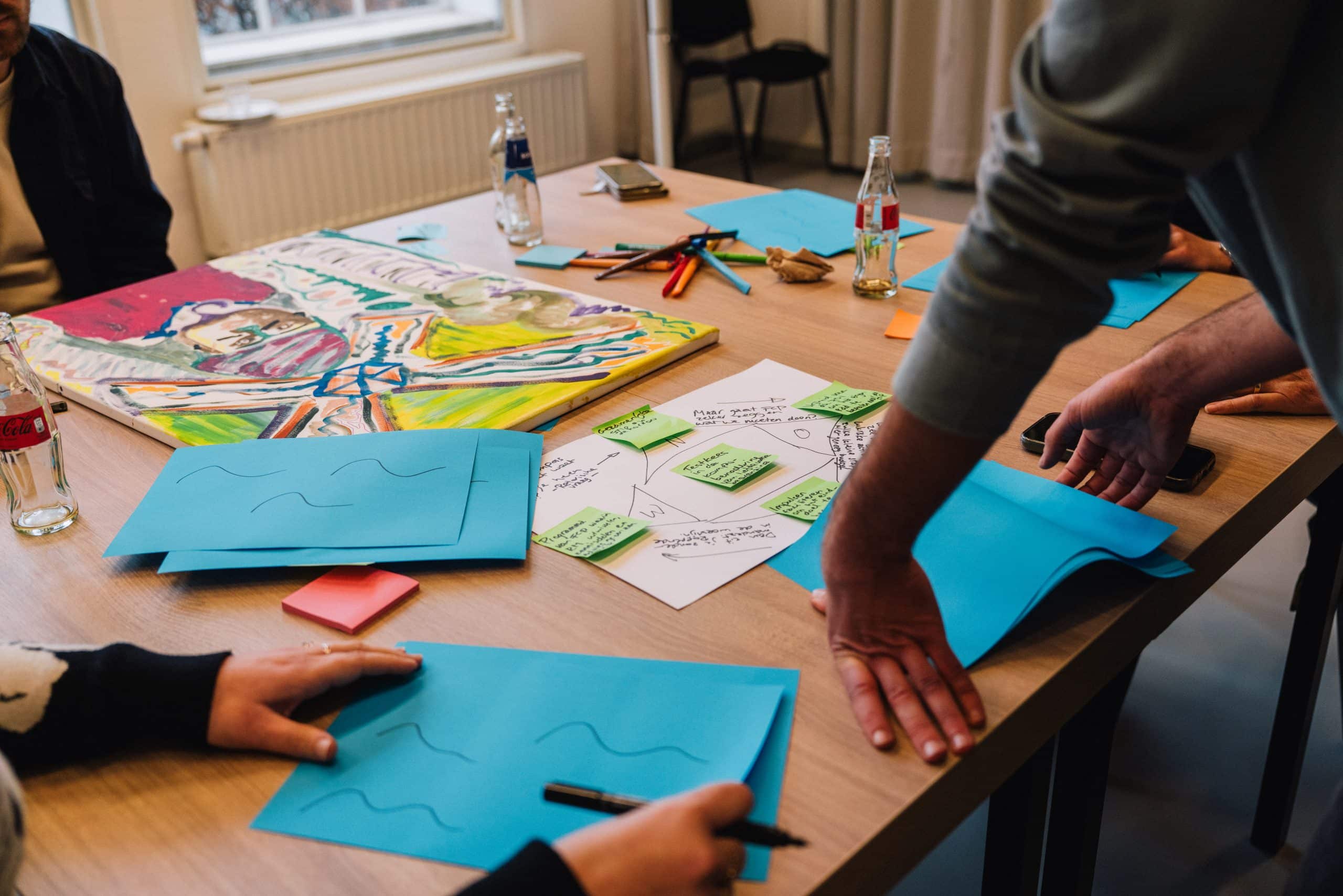 Tafel vol met papieren en geeltjes