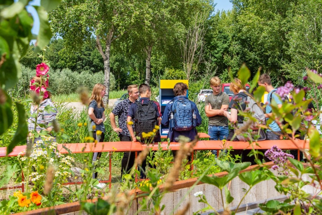 Een groepje jongeren in de natuur