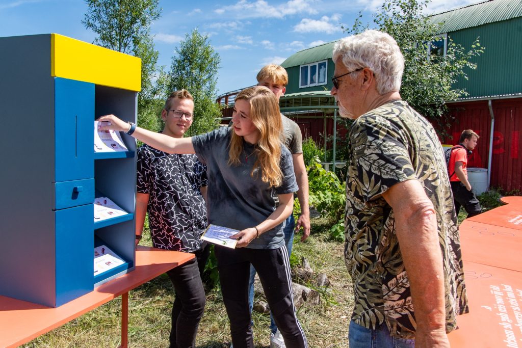 Twee mensen bij een kast met flyers