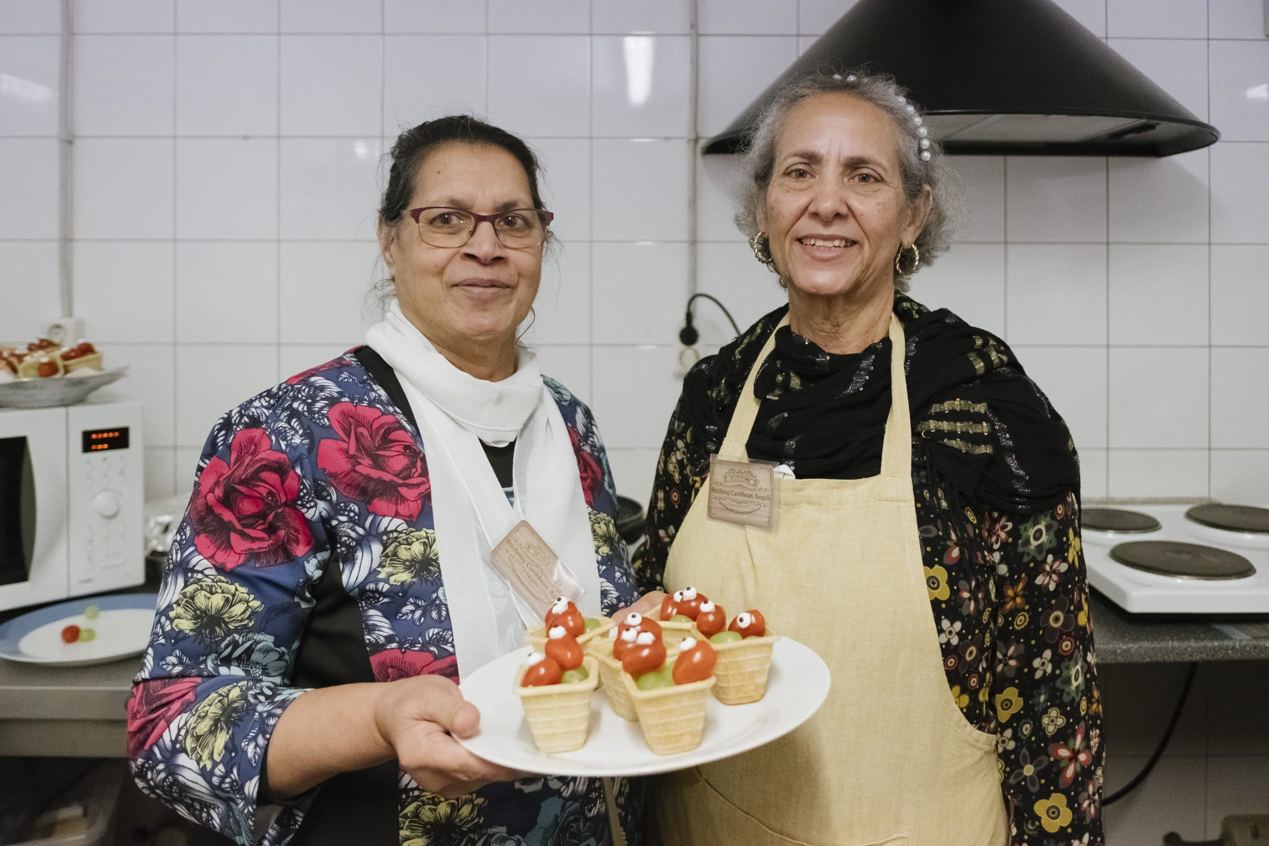 Twee vrouwen met een bord met hapjes