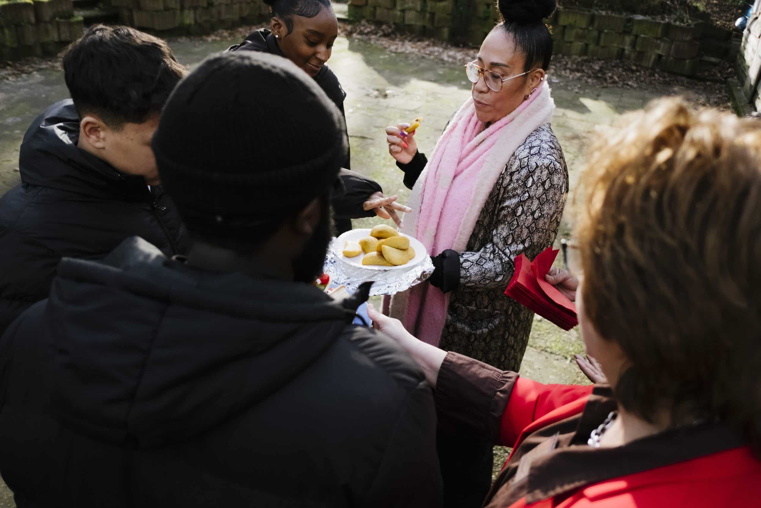 Eten wordt uitgedeeld in een groep mensen