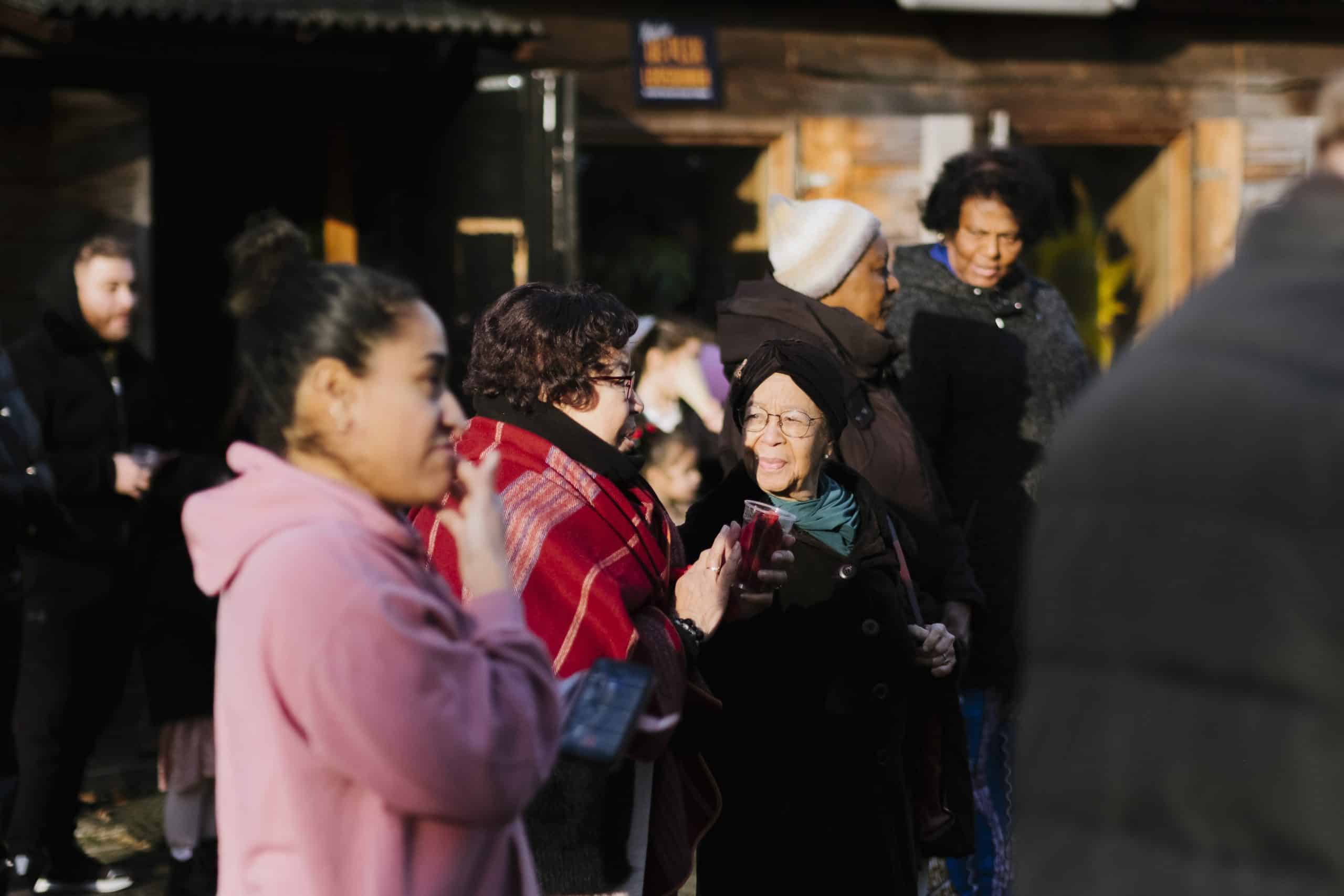 Mensen die buiten in de zon met elkaar praten