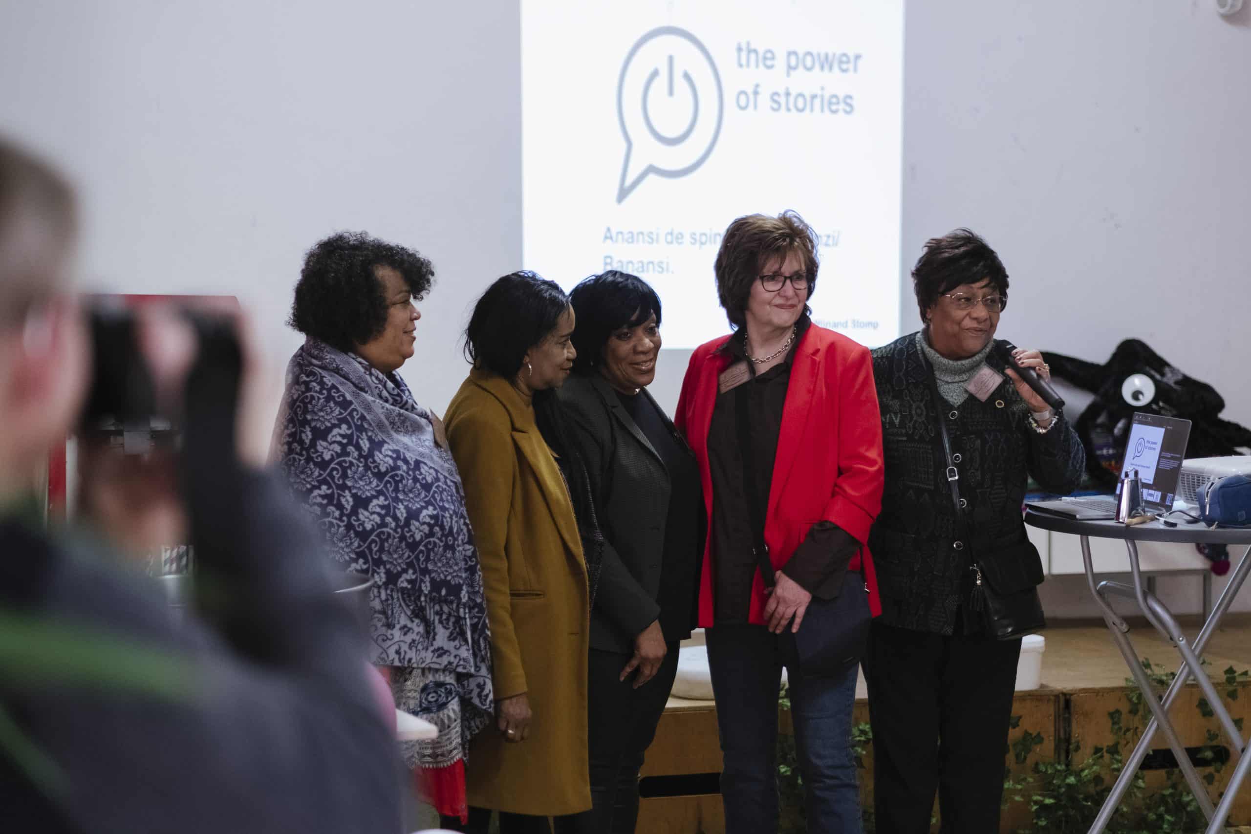 Groepsfoto van 5 vrouwen