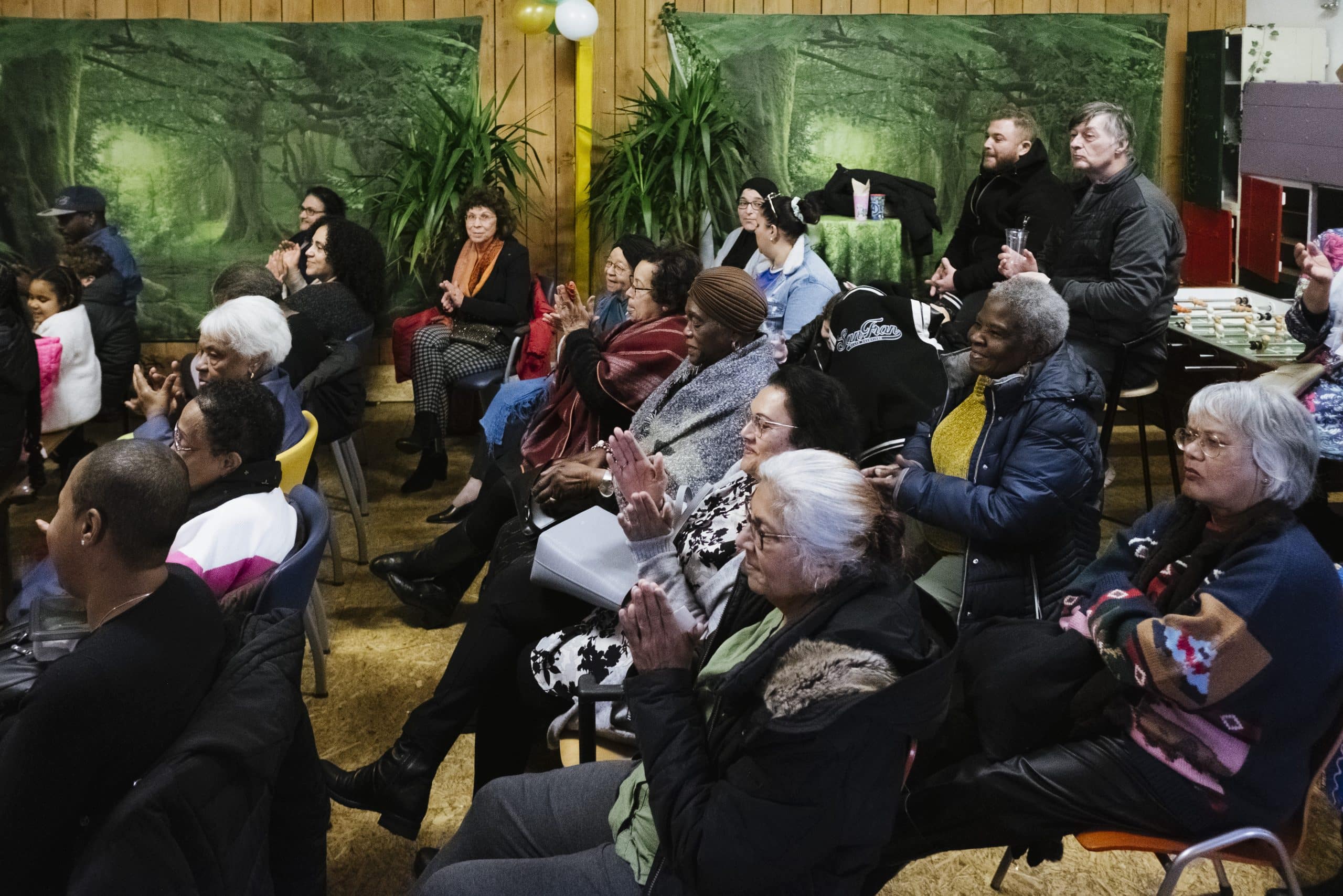 Zaal met klappende mensen