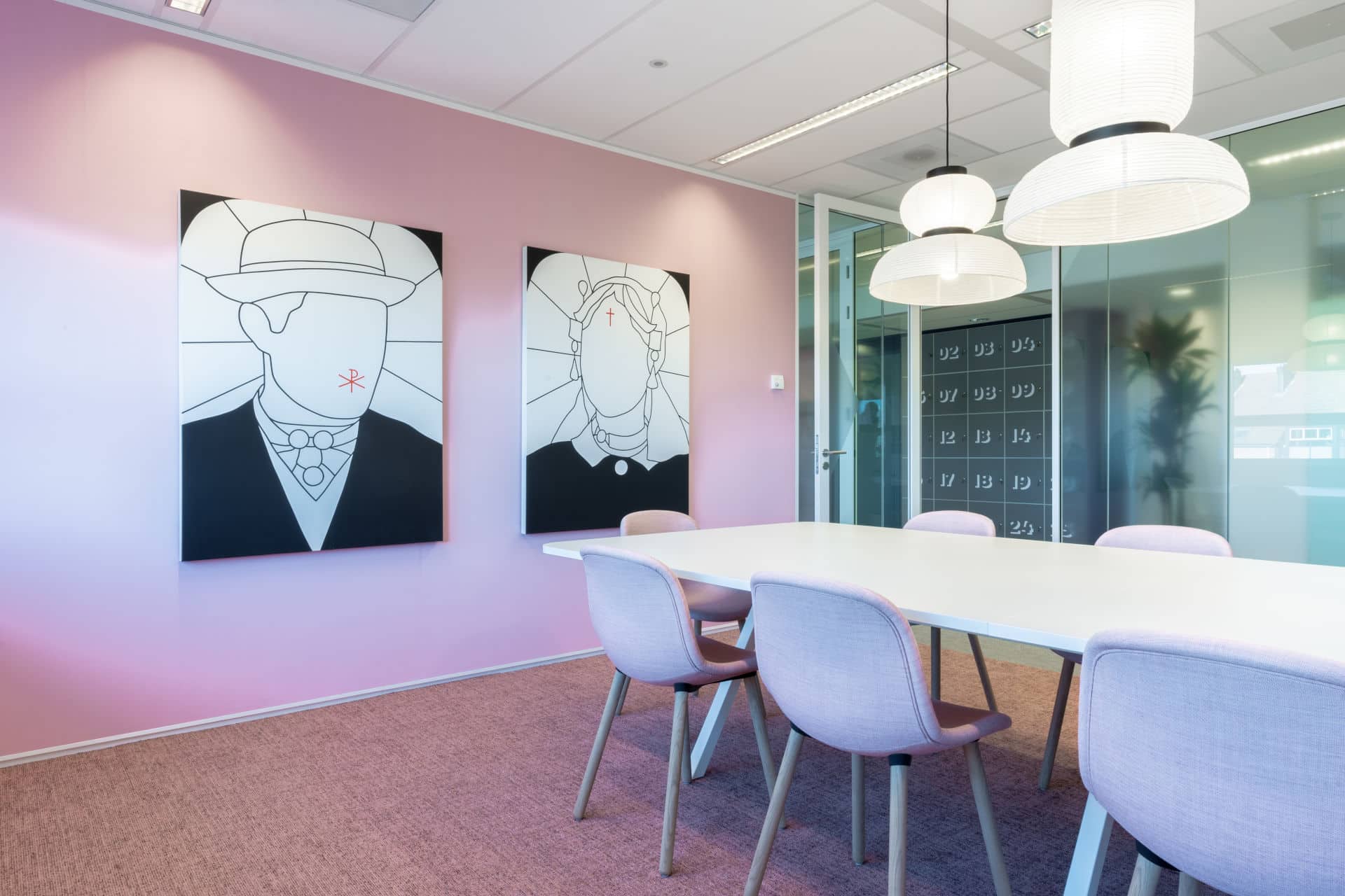 Onze roze zaal, met twee kunstwerken aan de muur