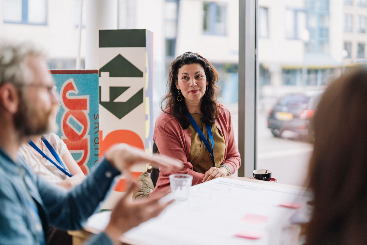 Deelnemers in gesprek tijdens een interactieve werksessie.